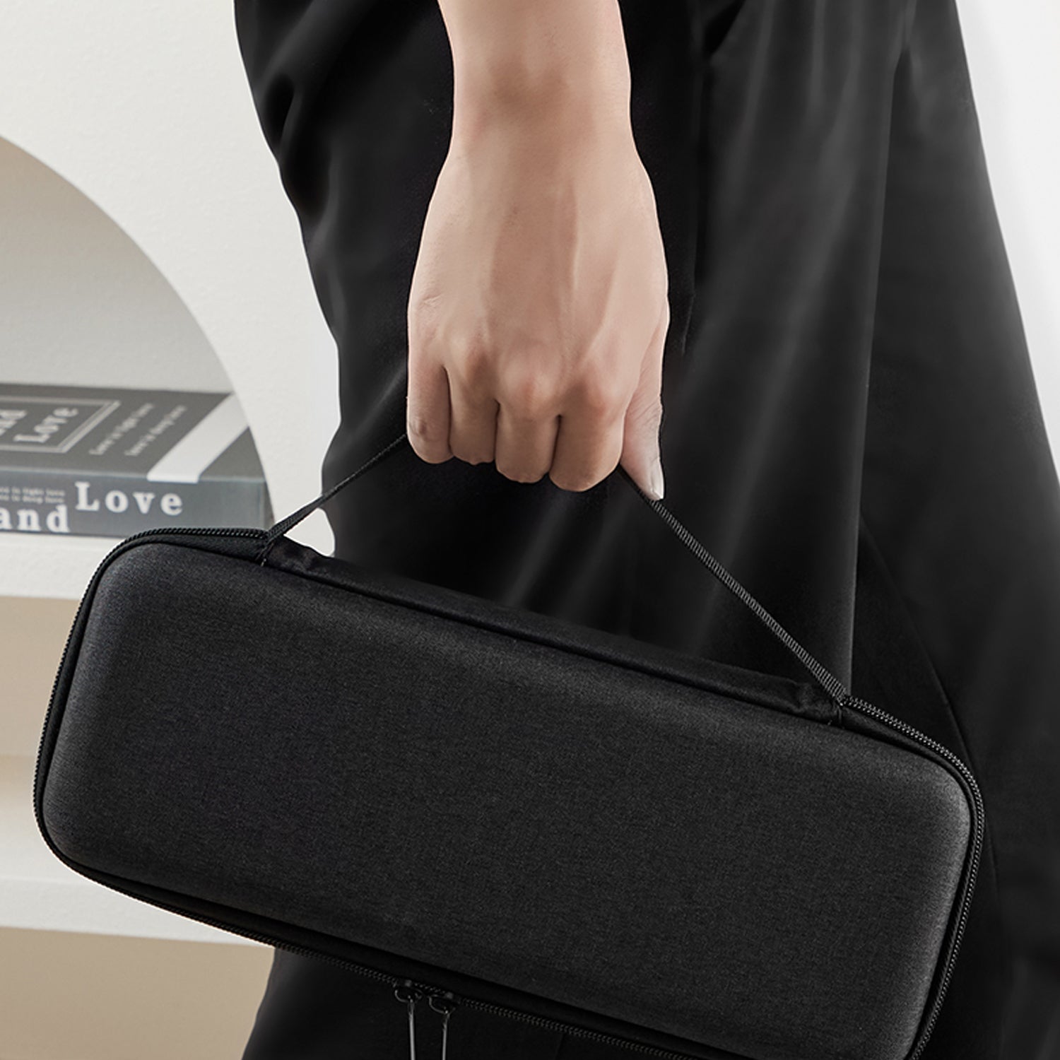 Akko-Keyboard-Carrying-Case-on-the-move