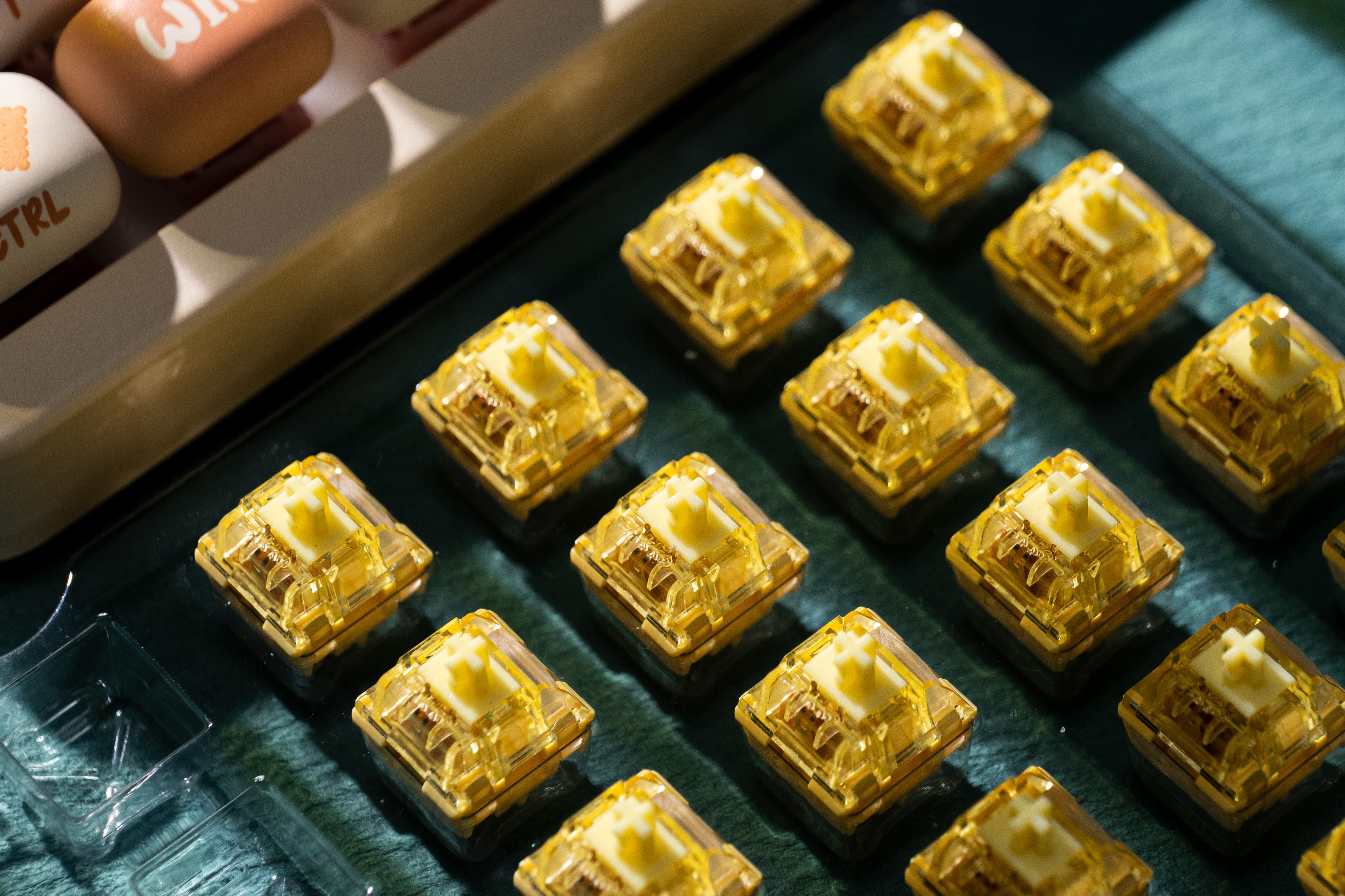 Akko V5 Creamy Yellow Pro Switch detail